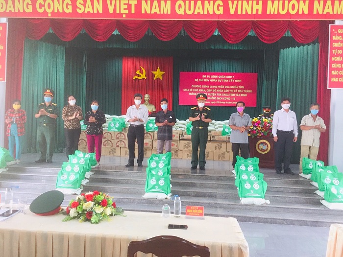 Thị xã Hòa Thành, Trảng Bàng và huyện Tân Châu tiếp nhận 1.000 phần quà của Bộ Tư lệnh Quân khu 7